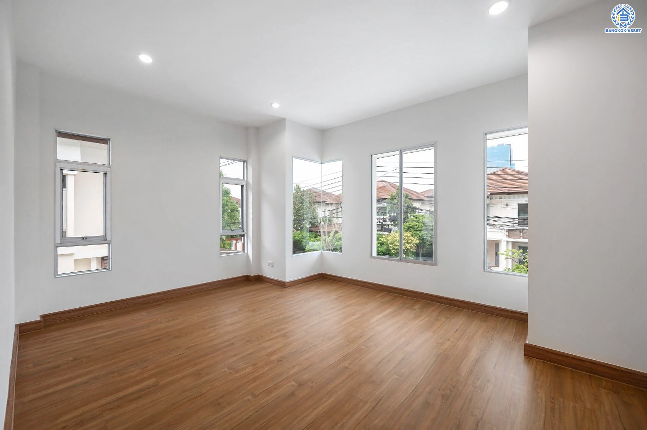 บ้านมือสองตกแต่งใหม่ โครงการ เดอะซิตี้ รัตนาธิเบศร์-แคราย เนื้อที่กว่า 62.4 ตร.ว. พื้นที่ใช้สอย 190.81 ตร.ม. พร้อมฟังก์ชัน 3 ห้องนอน 3 ห้องน้ำ จอดรถได้ 2 คัน บนทำเลศักยภาพ ติดถนนรัตนาธิเบศร์ เชื่อมต่อถนนงามวงศ์วาน, ถนนติวานนท์, ถนนเลี่ยงเมืองนนทบุรี ทำเลใจกลาง 2 เซ็นทรัล ใกล้รถไฟฟ้าสายสีม่วง "สถานีสะพานพระนั่งเกล้า" และจุดขึ้นทางด่วน "งามวงศ์วาน"